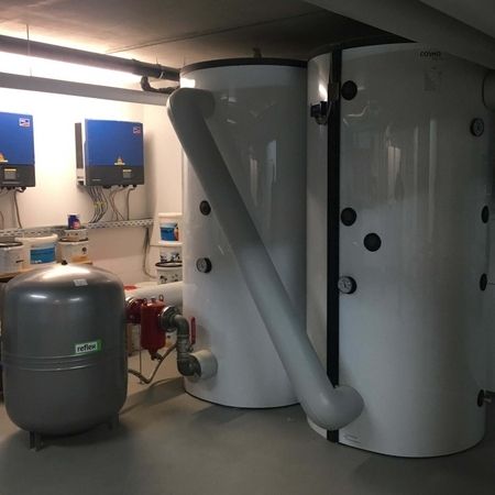 Großer Brauchwassererhitzer und Ausdehnungsgefäß in einem Maschinenraum.