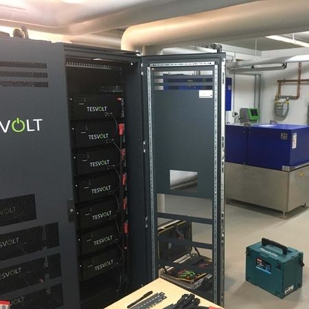 Industrielle Batteriespeichersysteme und Serverracks in einem Technikraum.