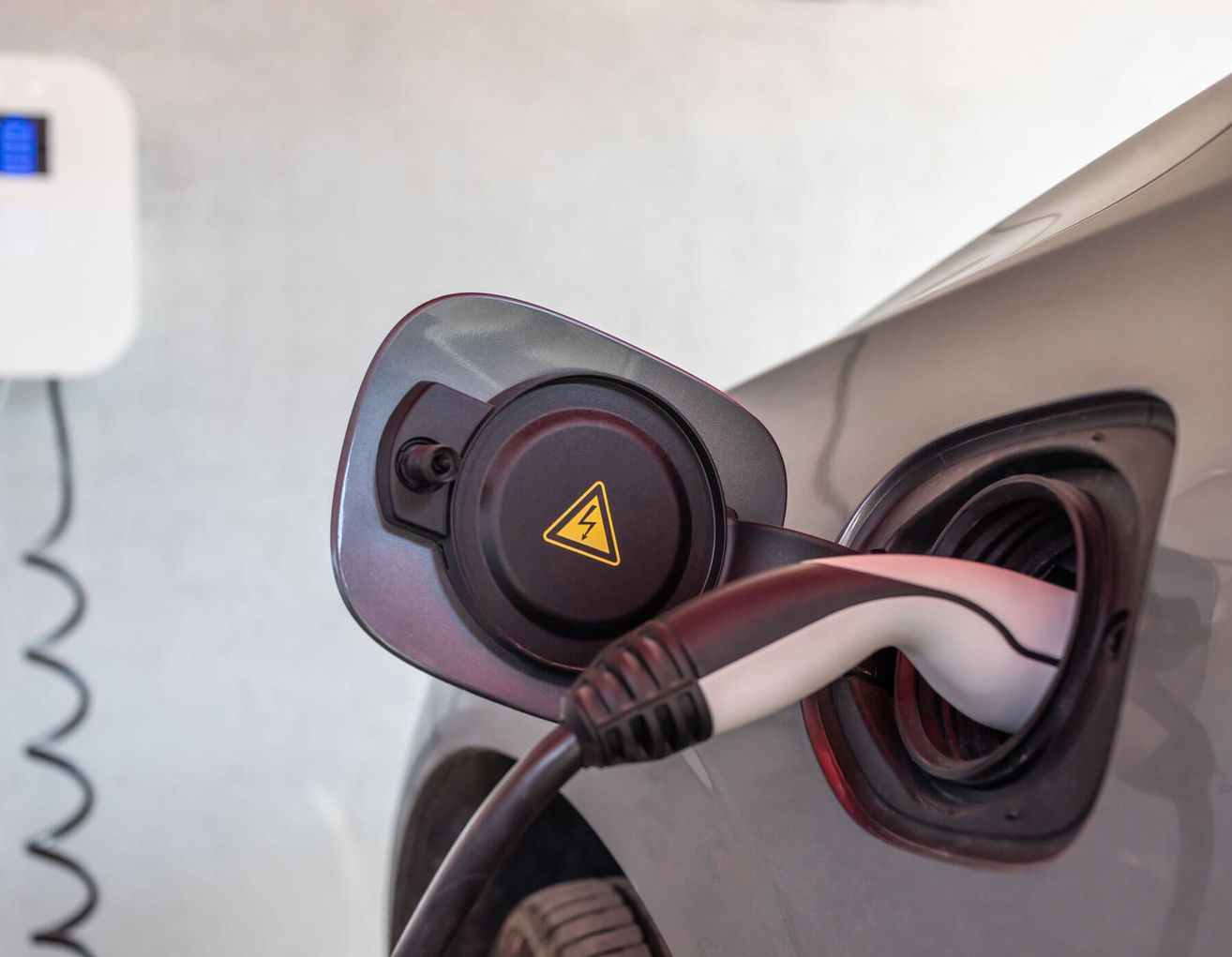Elektroauto an einer Ladestation angeschlossen.