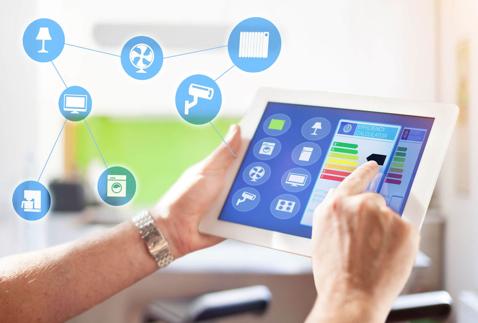 Person, die ein Tablet mit einer Smart Home-Steuerungsschnittstelle und Symbolen für angeschlossene Geräte verwendet.