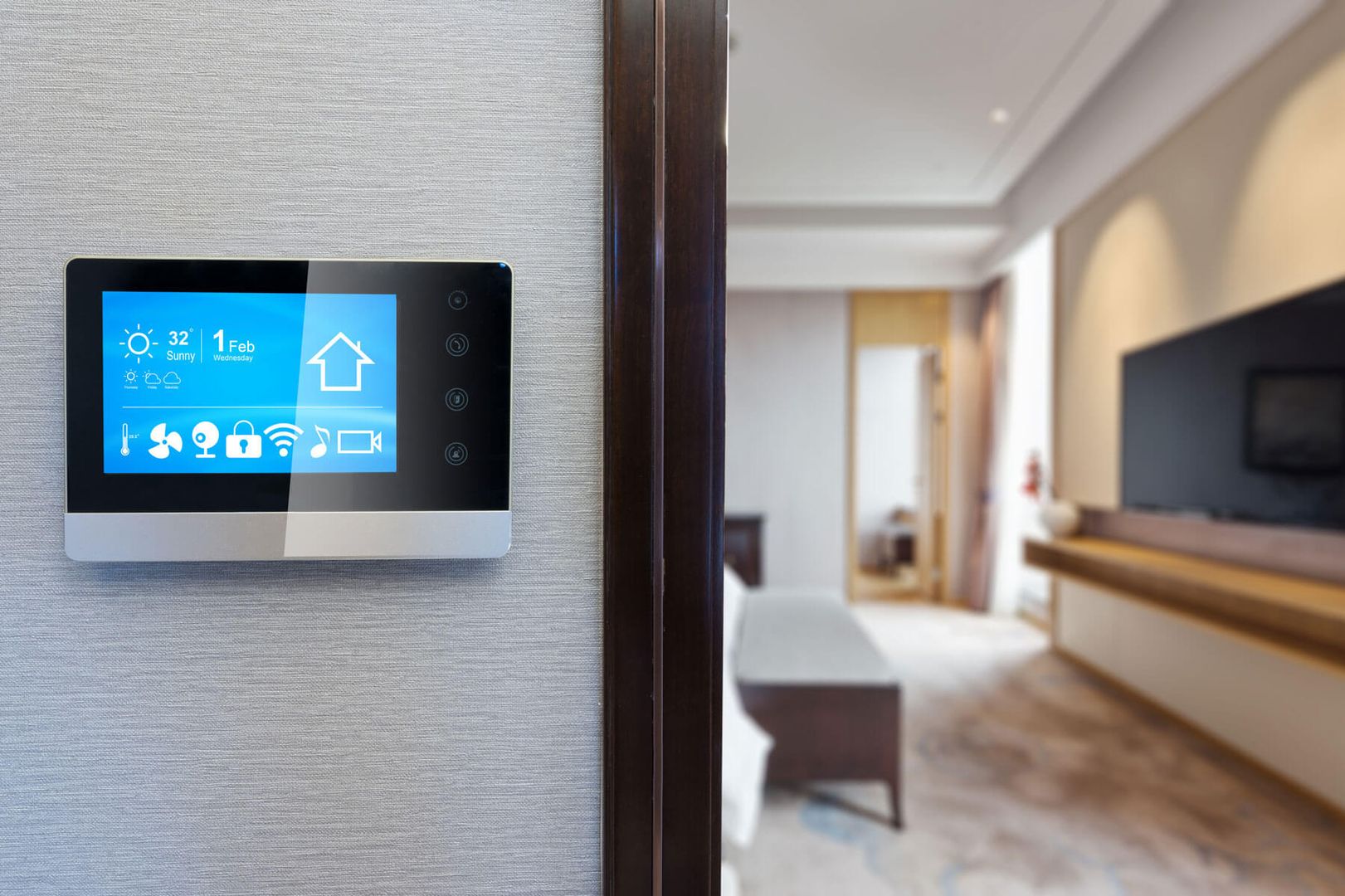 Smart Home-Bedienfeld an der Wand mit verschwommenen modernen Raum Interieur Hintergrund.