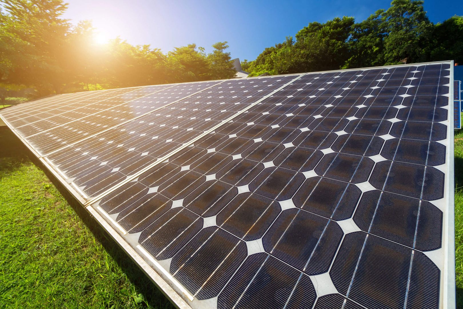 Solaranlage im Grünen in der Sonne